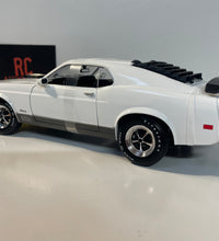 Maisto 1970 Ford Mustang Mach 1 - 1/18 Scale Diecast Model American Muscle Car.
