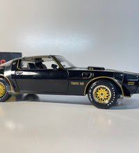 Maisto 1977 Pontiac Firebird Trans Am 1:18 Scale Die cast Model Car.