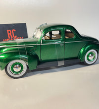 Maisto 1939 Ford Deluxe Coupe  1/18 Scale Diecast Model American Classic Car.