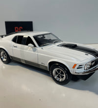 Maisto 1970 Ford Mustang Mach 1 - 1/18 Scale Diecast Model American Muscle Car.