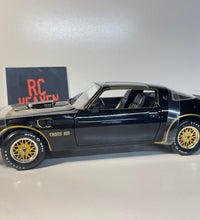 Maisto 1977 Pontiac Firebird Trans Am 1:18 Scale Die cast Model Car.