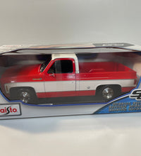 Maisto 1/18 Scale - 1974 Chevrolet C10 Cheyenne Super  - Red Diecast Model.