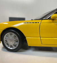 Maisto Ford Thunderbird 1/18 Scale Diecast Model Car Yellow.