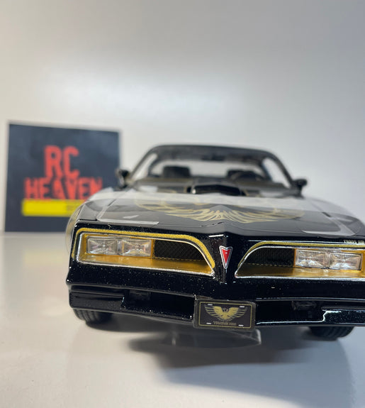 Maisto 1977 Pontiac Firebird Trans Am 1:18 Scale Die cast Model Car.