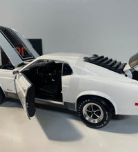 Maisto 1970 Ford Mustang Mach 1 - 1/18 Scale Diecast Model American Muscle Car.