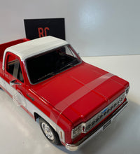 Maisto 1/18 Scale - 1974 Chevrolet C10 Cheyenne Super  - Red Diecast Model.