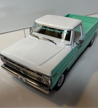 1:18 1975 Ford F-100 w/Smokey Bear Figurine - Forest Service Green -- Greenlight