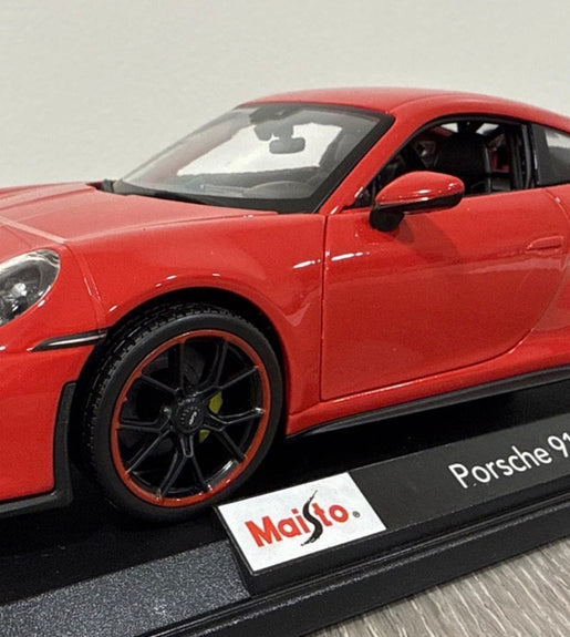 Maisto Diecast Model Special Edition 1:18 scale Porsche 911 GT3 Red.