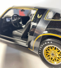 Maisto 1977 Pontiac Firebird Trans Am 1:18 Scale Die cast Model Car.