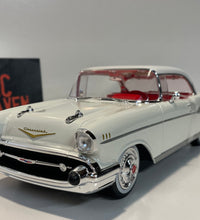 Maisto 1/18 Scale - 1957 Chevrolet Bel Air Coupe Diecast Model Car.