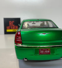 Maisto 2005 Chrysler Hemi 300c 1:18 Scale Diecast Model Car.