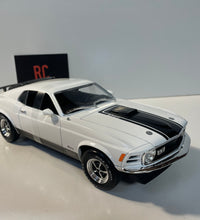 Maisto 1970 Ford Mustang Mach 1 - 1/18 Scale Diecast Model American Muscle Car.