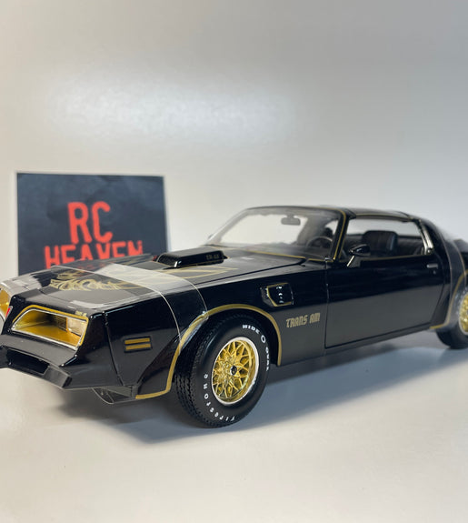 Maisto 1977 Pontiac Firebird Trans Am 1:18 Scale Die cast Model Car.