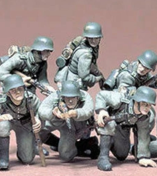 TAMIYA 1/35 Scale German Panzer Grenadiers Military Model Kit No: 35061
