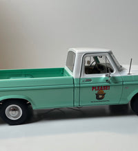 1:18 1975 Ford F-100 w/Smokey Bear Figurine - Forest Service Green -- Greenlight