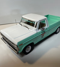 1:18 1975 Ford F-100 w/Smokey Bear Figurine - Forest Service Green -- Greenlight