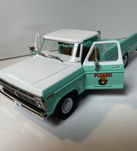 1:18 1975 Ford F-100 w/Smokey Bear Figurine - Forest Service Green -- Greenlight