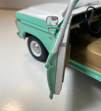 1:18 1975 Ford F-100 w/Smokey Bear Figurine - Forest Service Green -- Greenlight